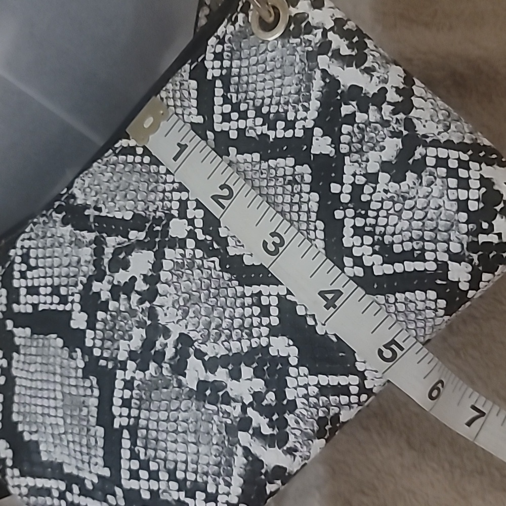Olivia Miller Crossbody - Picture 12 of 13